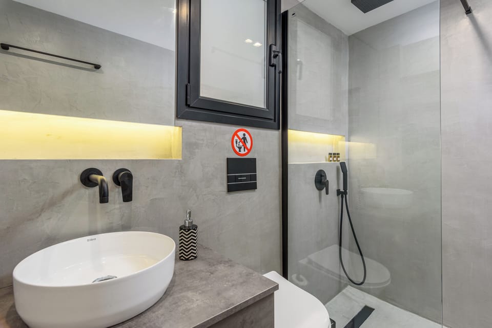 Studio, 1 Double Bed, Microwave, City View | Bathroom | Shower, free toiletries, hair dryer, towels