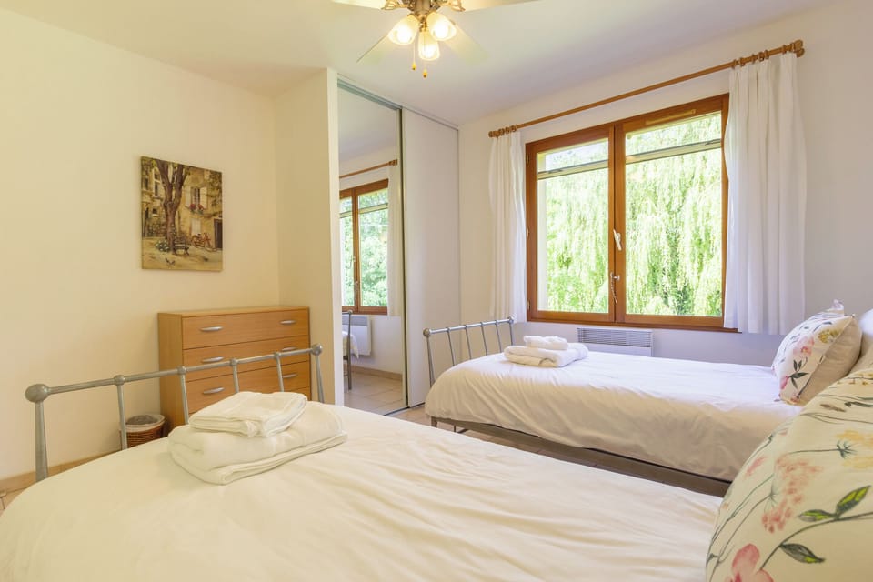 Bedroom 5 has two single beds.