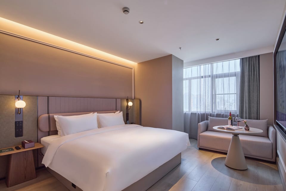 Deluxe Room, 1 King Bed | Free minibar, individually decorated, individually furnished, desk