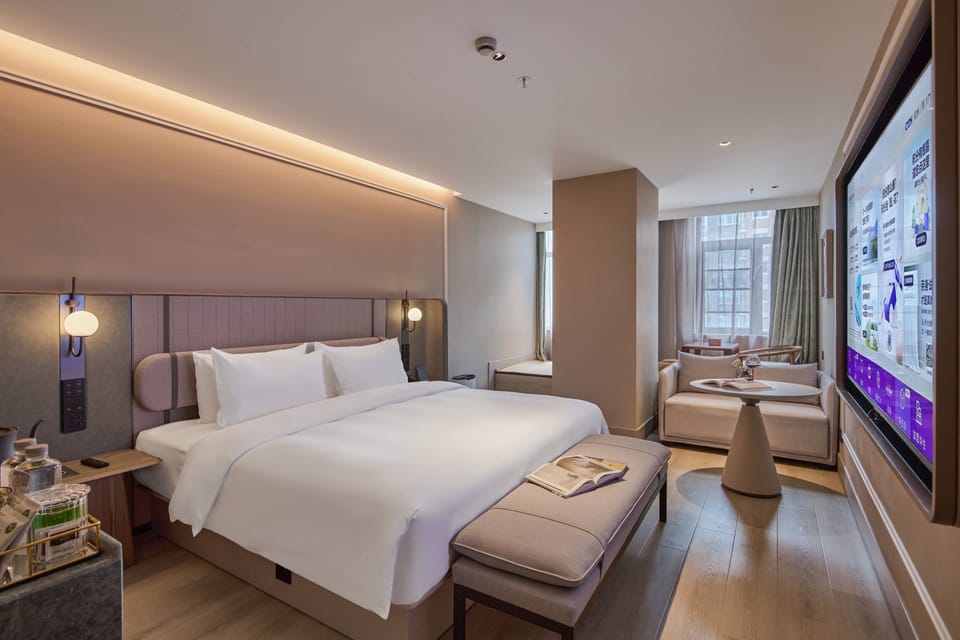 Privilege, Room, 1 King Bed | Free minibar, individually decorated, individually furnished, desk