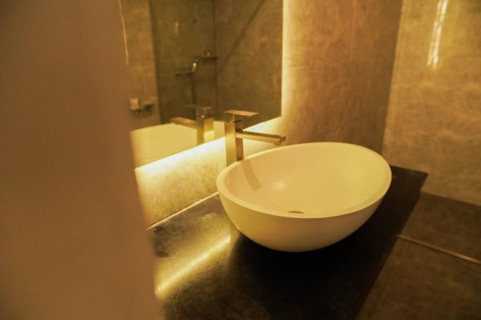 Deluxe Suite | Bathroom | Shower, towels, soap, shampoo