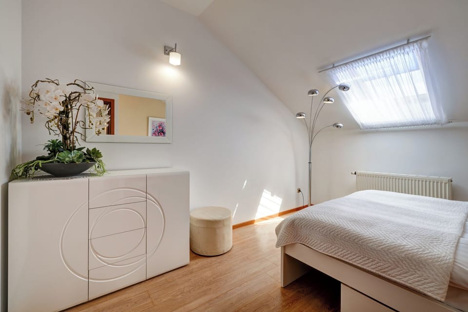 Suite | Laptop workspace, rollaway beds, free WiFi, bed sheets