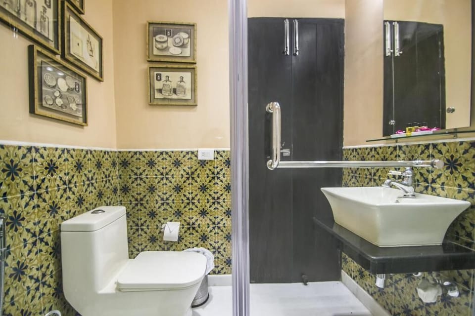 Slippers, bidet, soap, shampoo