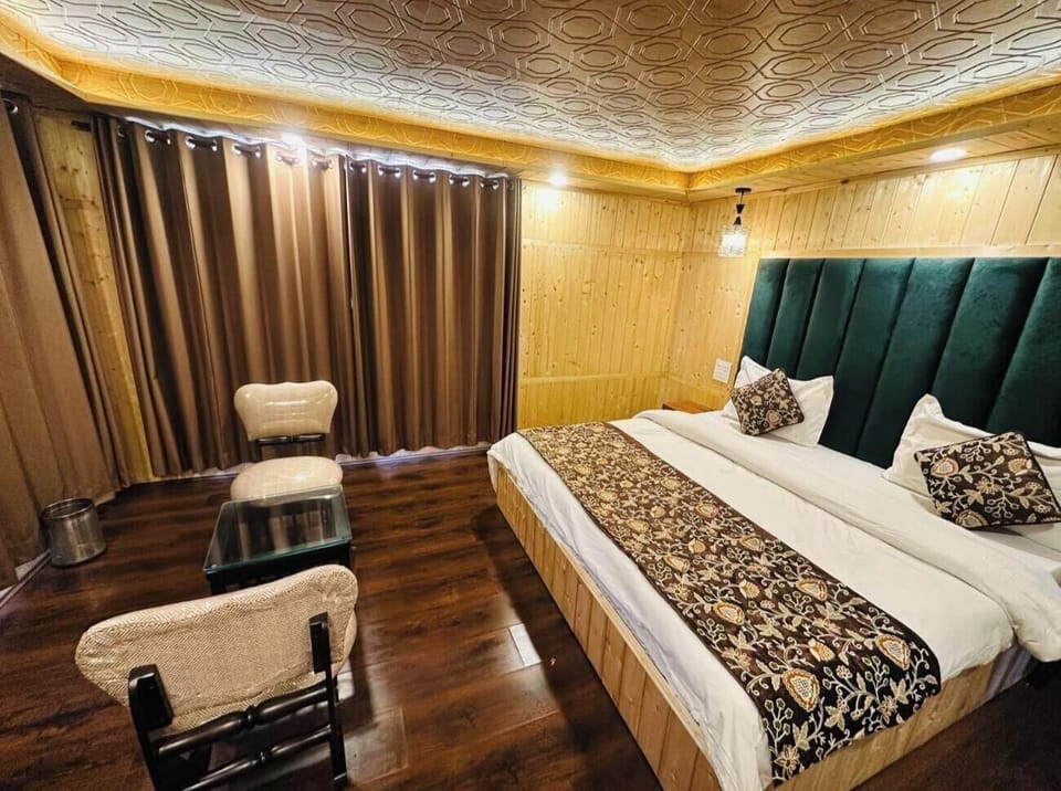 Classic Double Room, Balcony, Mountain View | Free WiFi, bed sheets