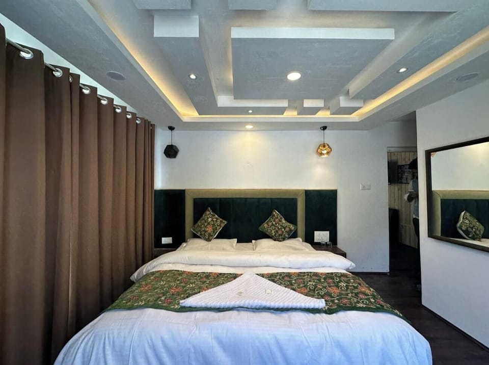 Classic Double Room, Balcony, Mountain View | Free WiFi, bed sheets