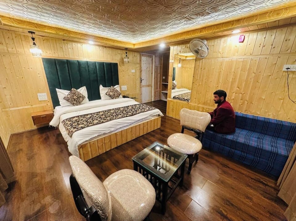 Classic Double Room, Balcony, Mountain View | Free WiFi, bed sheets