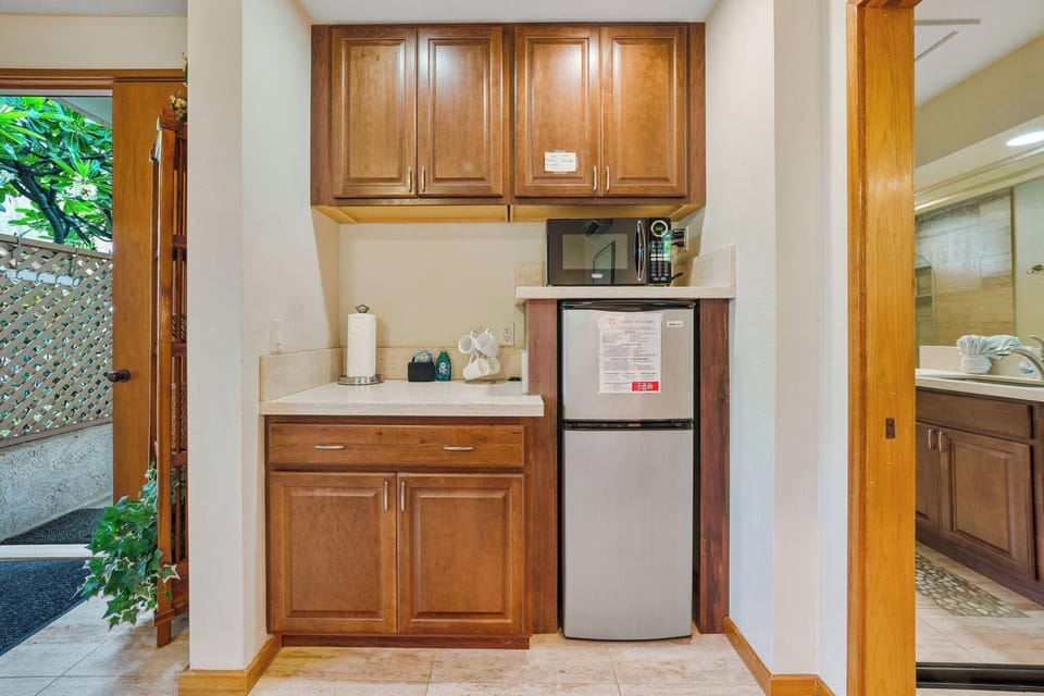 Studio, 1 King Bed, Kitchen, Garden View (SHORES 19 STUDIO) | Private kitchen | Mini-fridge, microwave, coffee/tea maker