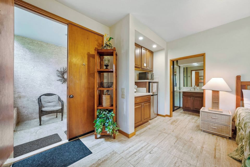 Studio, 1 King Bed, Kitchen, Garden View (SHORES 19 STUDIO) | Interior