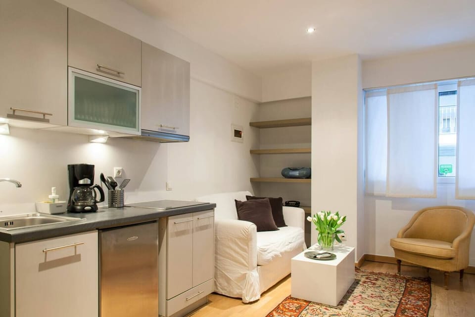 Kitchen &amp; sitting area