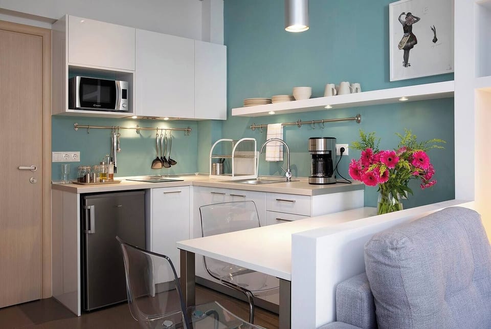 Kitchenette &amp; breakfast table