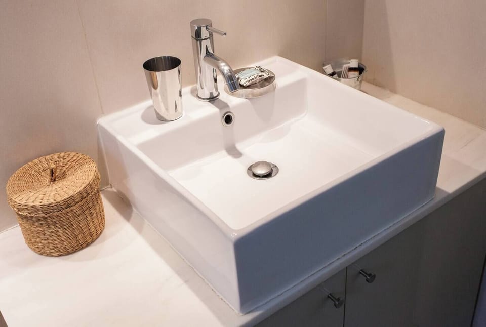 Bathroom sink