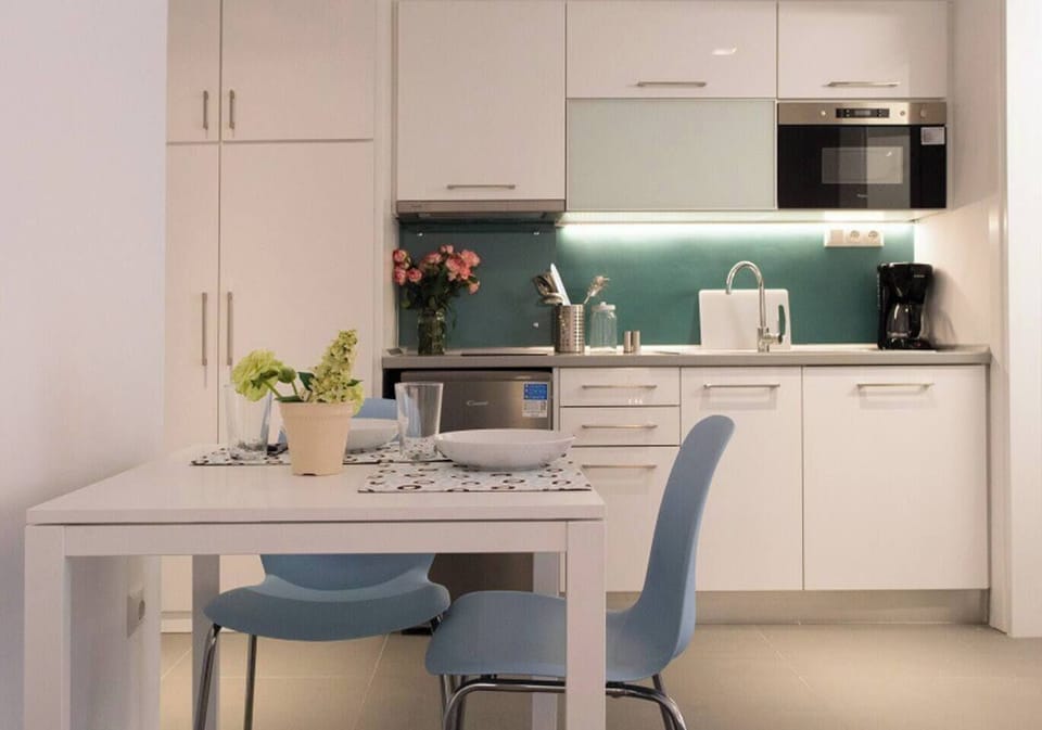 Dining table & kitchen