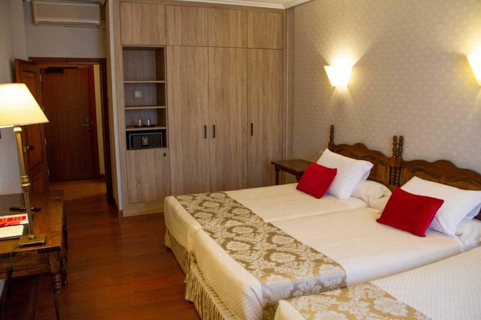 Classic Triple Room | Desk, free WiFi
