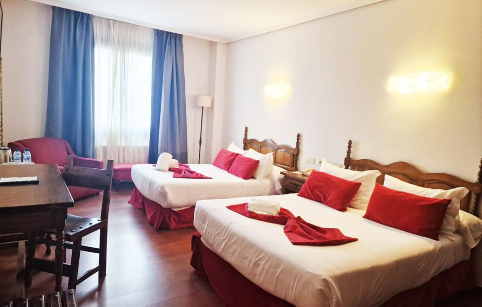 Classic Quadruple Room | Desk, free WiFi