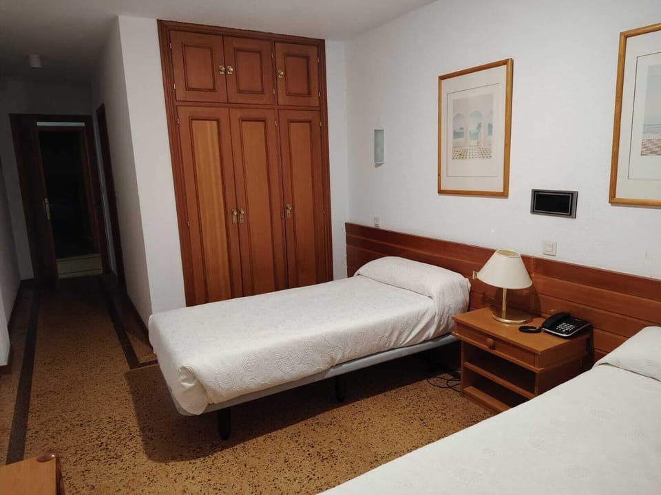 Basic Double or Twin Room, Mountain View | Down comforters, bed sheets