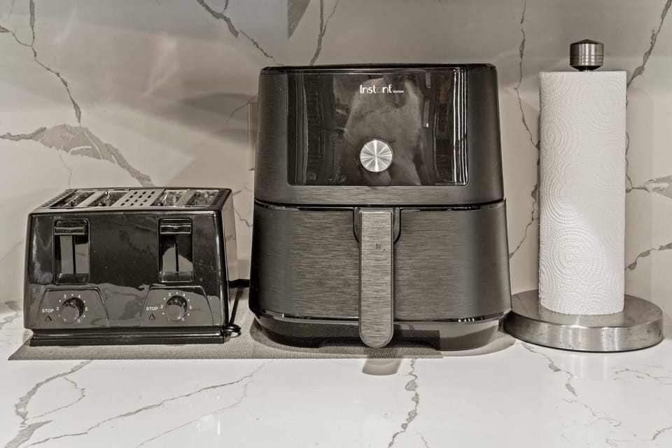 Air fryer and toaster