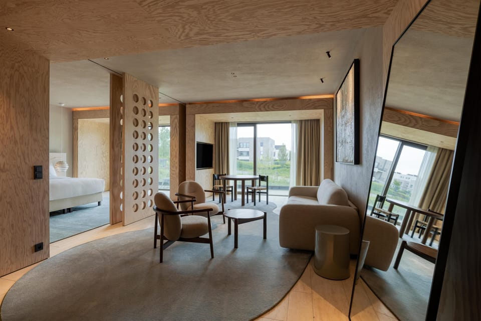 Premium Suite | Minibar, in-room safe, desk, soundproofing
