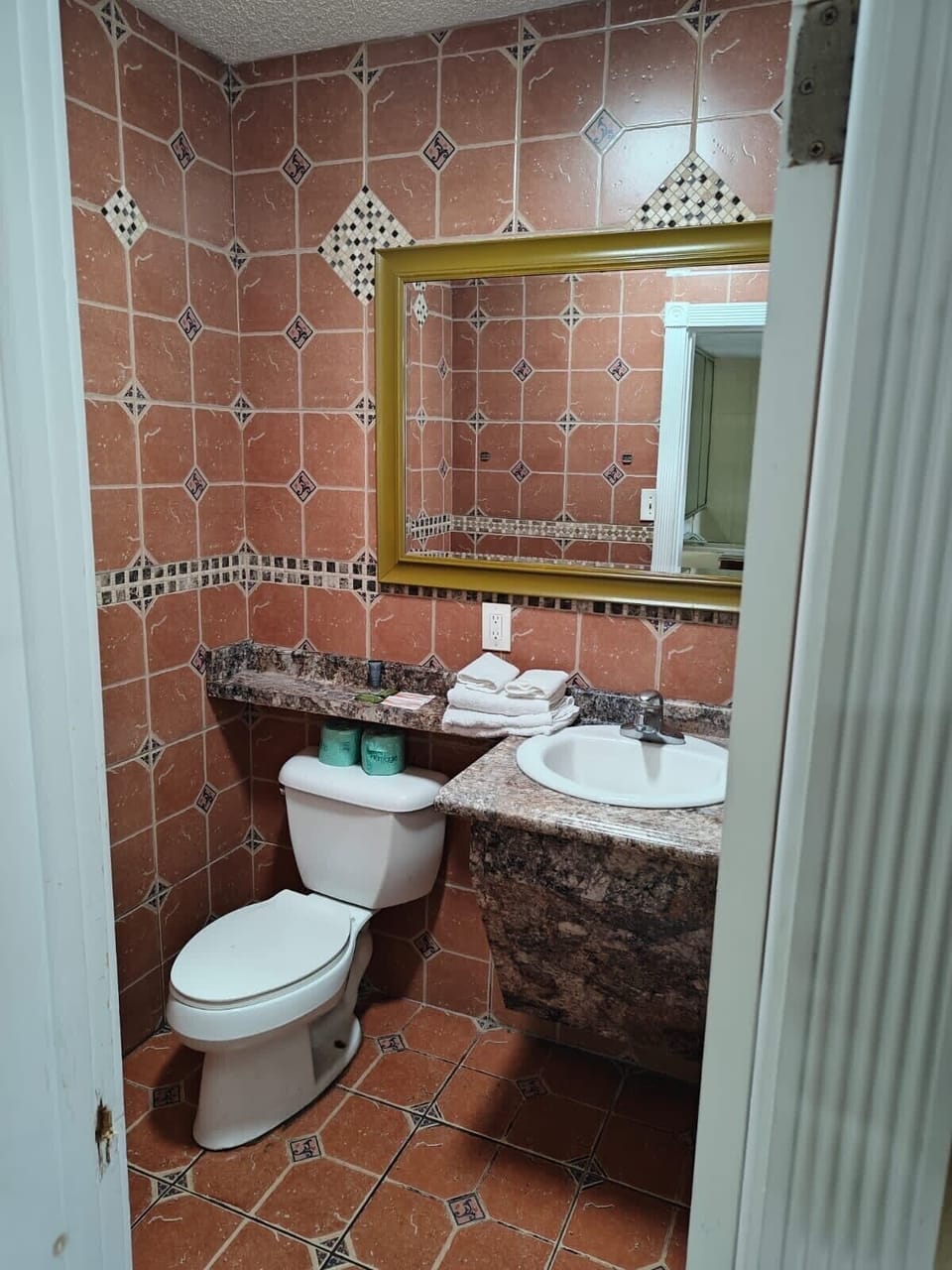 Deluxe Room | Bathroom | Combined shower/tub, towels