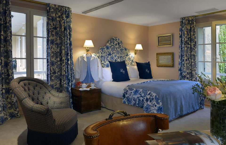 Deluxe Room | Minibar, in-room safe, individually decorated, blackout drapes