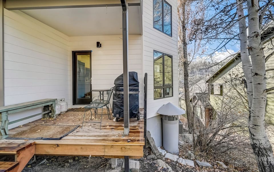 Offering a peaceful space surrounded by trees and fresh mountain air, perfect for dining or relaxing outdoors.