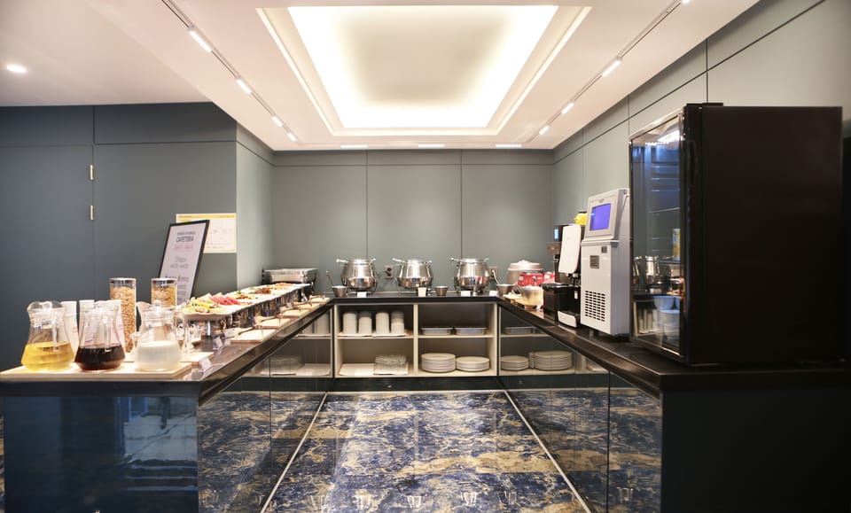 Free buffet breakfast on weekdays
