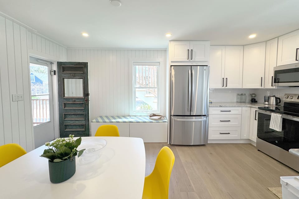 home entrance, dining room, kitchen