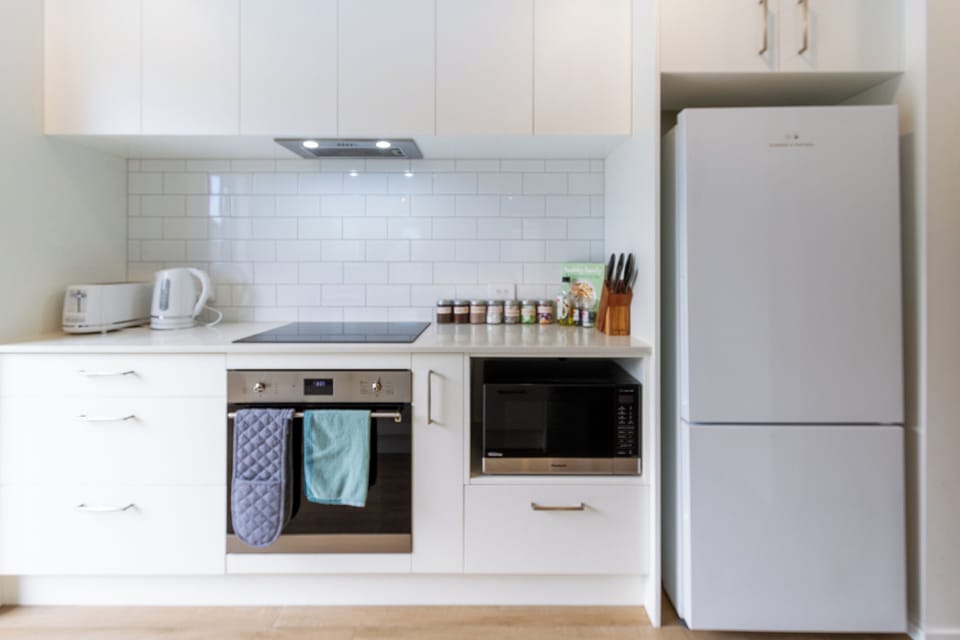 Fully equipped kitchen including cooking essentials (Salt, pepper, oil)