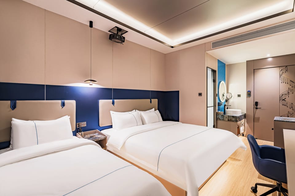 Luxury Double Room | Desk, blackout drapes, iron/ironing board, WiFi (free)