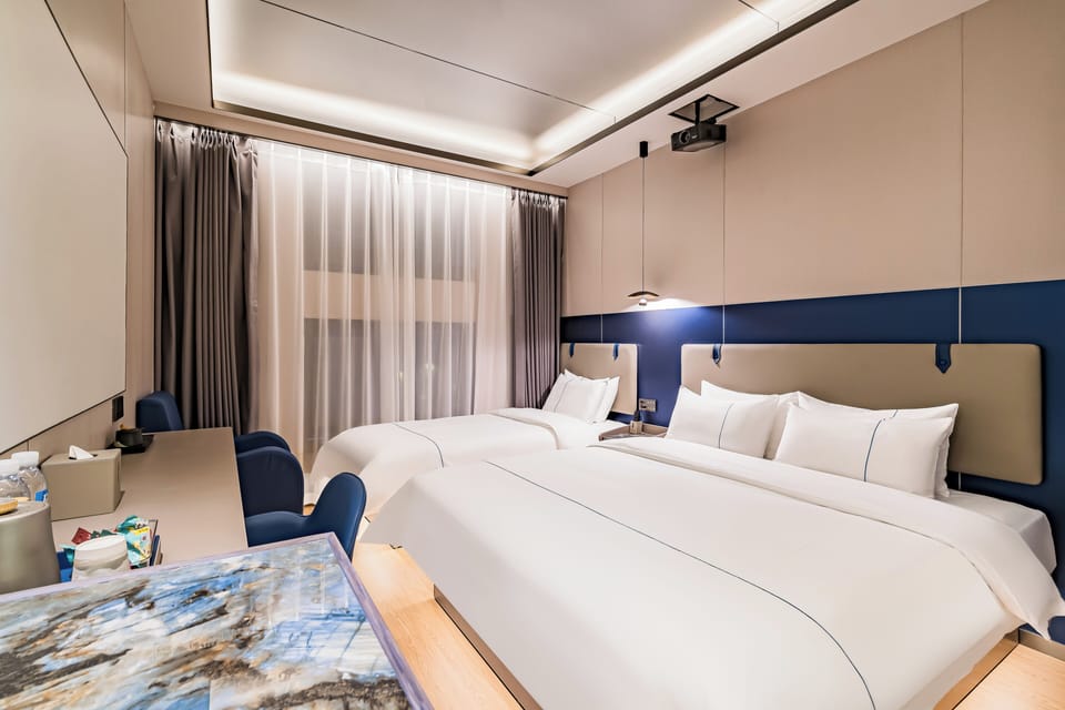 Elite Triple Room | Bathroom | Shower, free toiletries, hair dryer, slippers