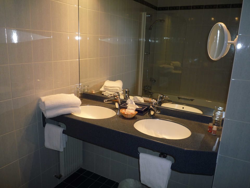 Family Room (5 persons) | Bathroom | Hair dryer, towels, soap, shampoo