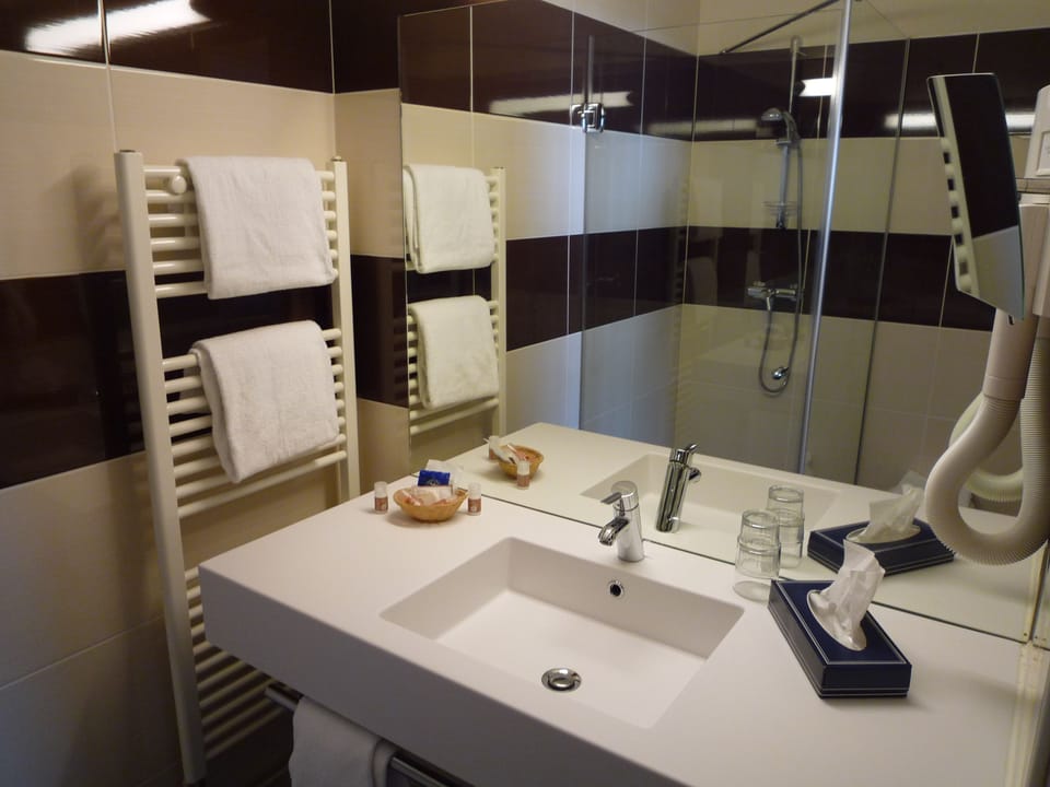 Bathroom sink