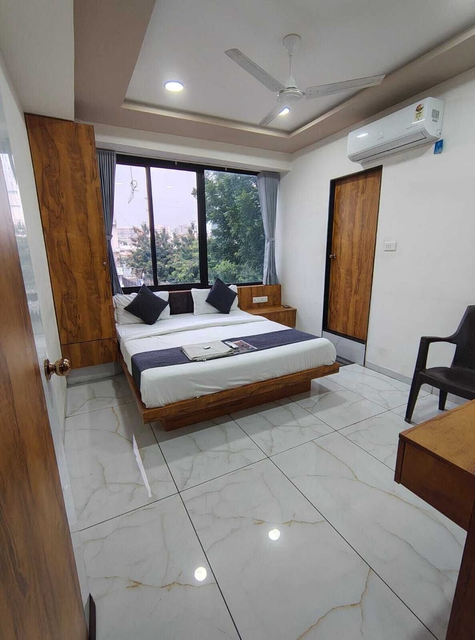 Deluxe Double Room | Laptop workspace, free WiFi, bed sheets