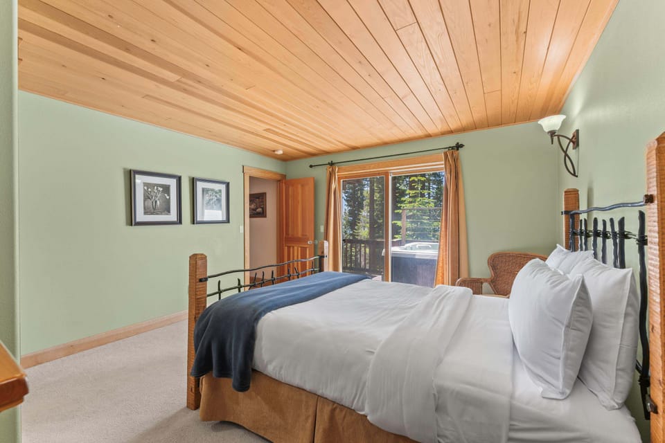 Bedroom 4: Queen bed, lower floor, en-suite bathroom