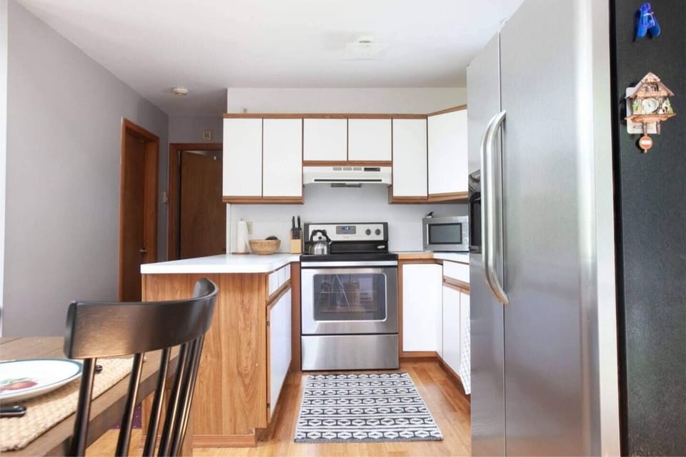 Fully equipped kitchen with microwave, coffee machine, toaster, cutlery 