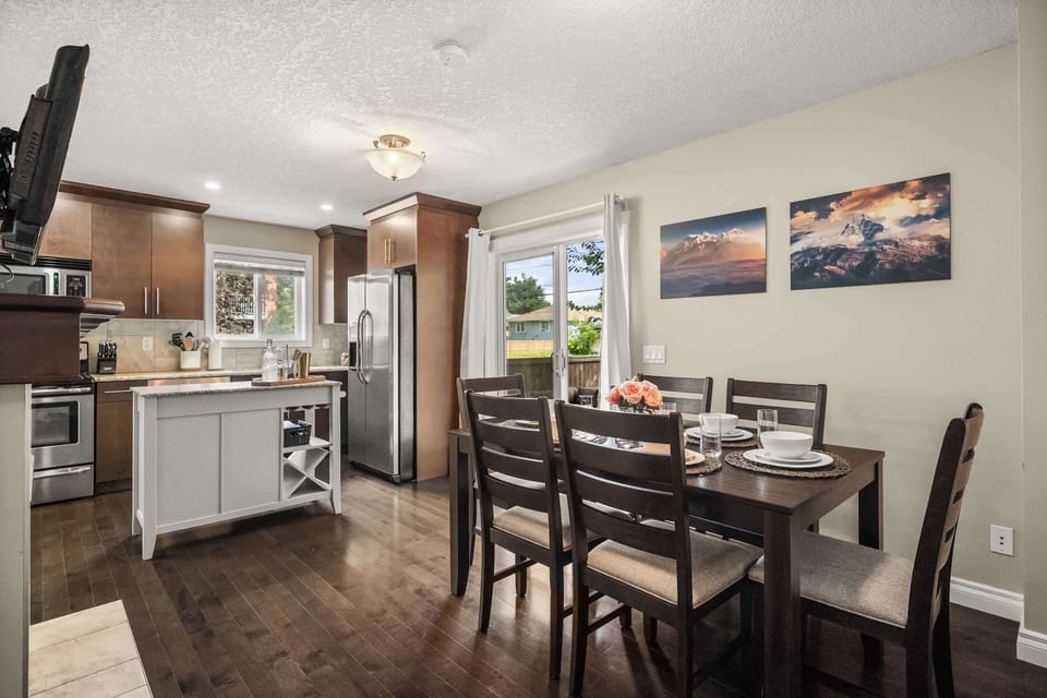 Dining for 6 + Walkout to Patio