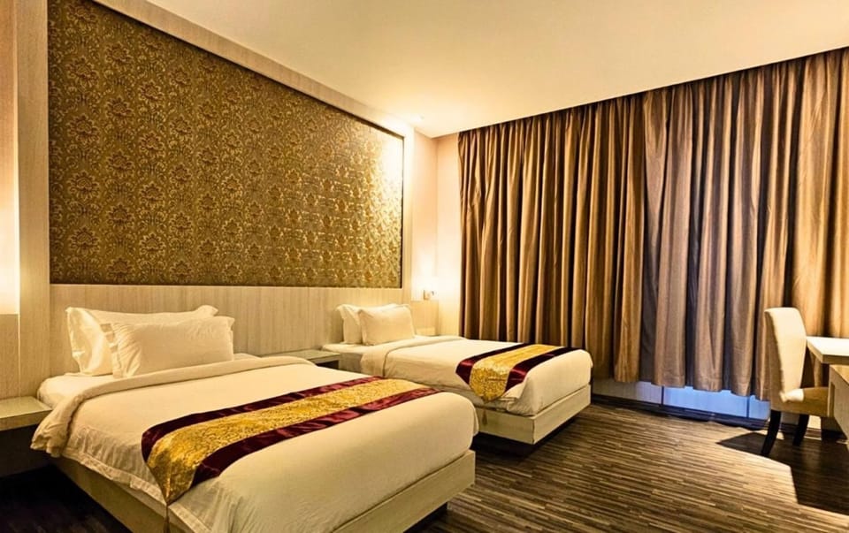 Executive Twin Room | Desk, laptop workspace, soundproofing, WiFi (free)