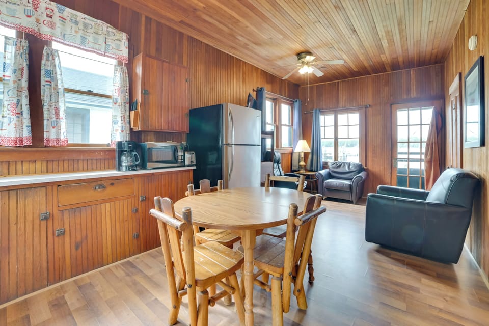 Living Space | Free WiFi | Central Heating | Smart TV