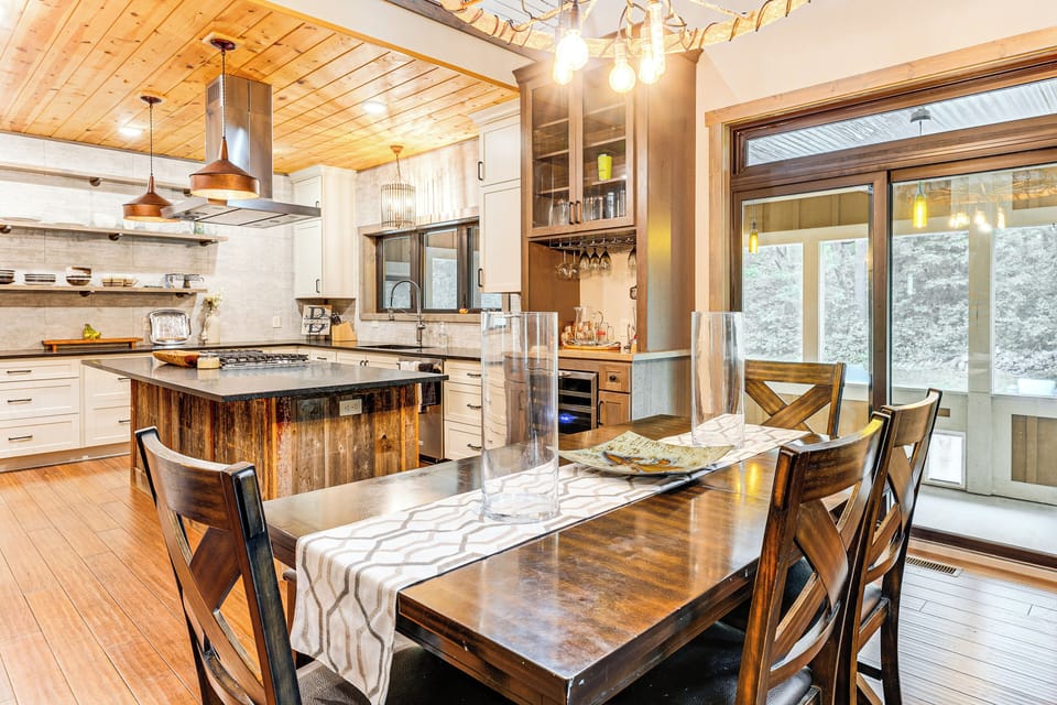Dining Area | Dishware/Flatware Provided | 1st Floor