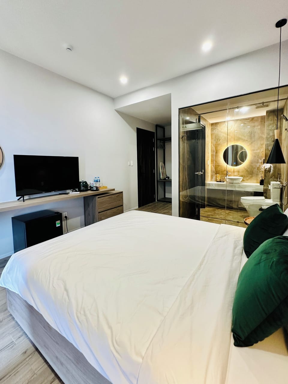 Junior Room, 1 Queen Bed, Sea View | Hypo-allergenic bedding, individually decorated, desk, laptop workspace