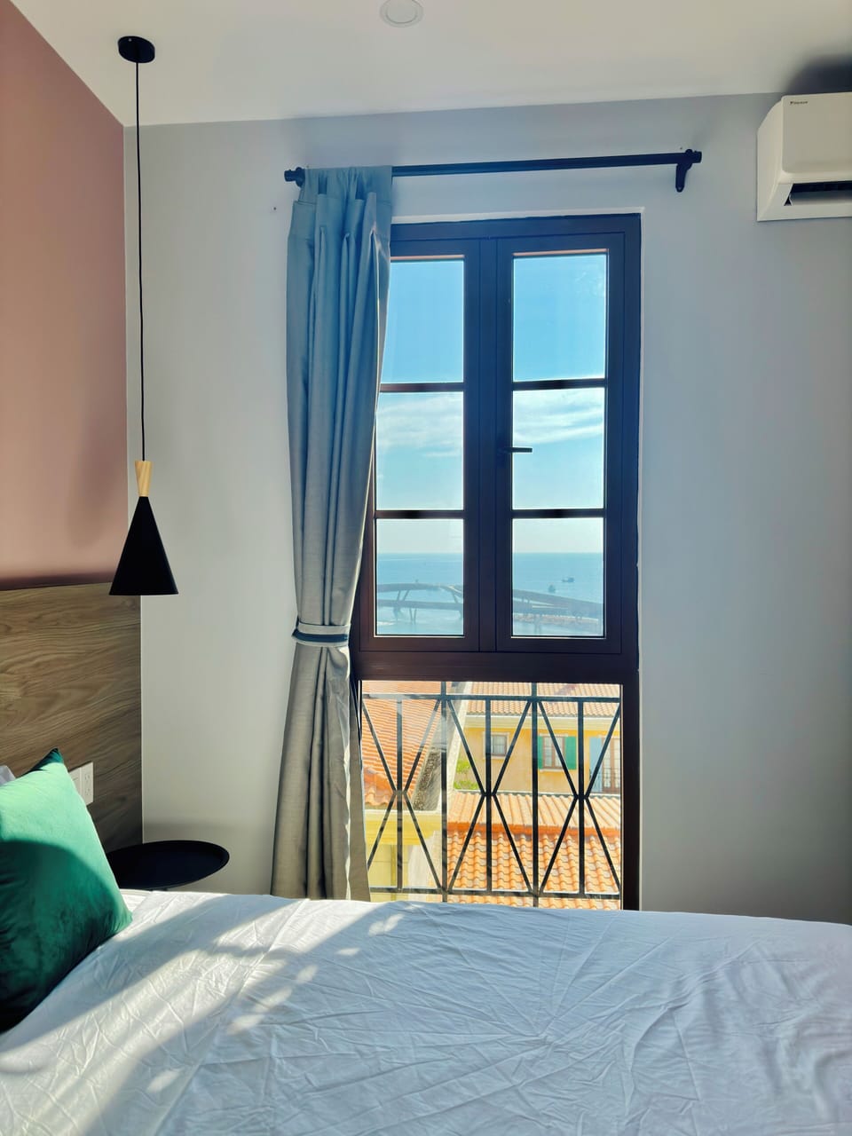 Junior Room, 1 Queen Bed, Sea View | Hypo-allergenic bedding, individually decorated, desk, laptop workspace