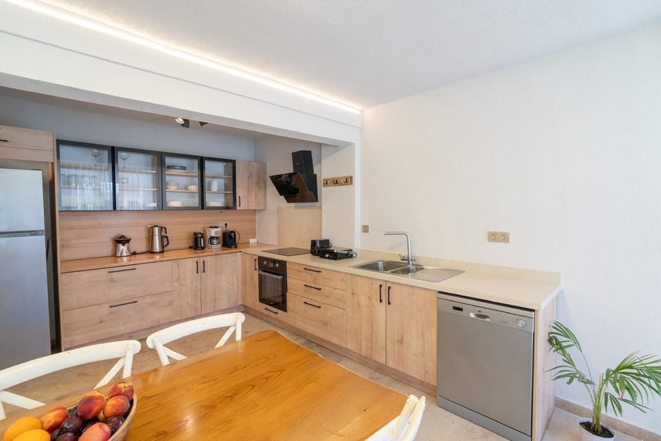 Oven, stovetop, espresso maker, coffee/tea maker