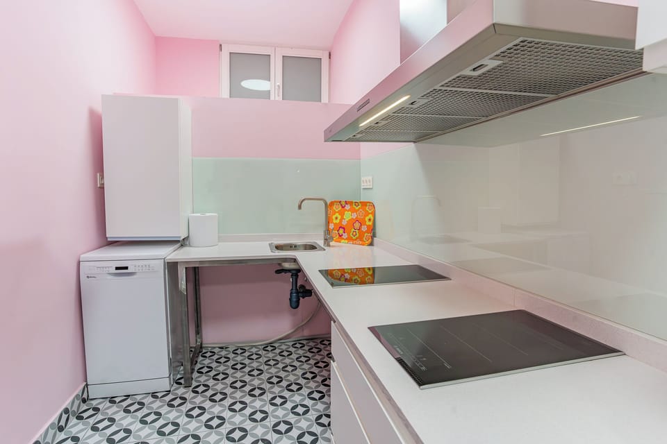 Comfort Shared Dormitory | Shared kitchen | Full-size fridge, microwave, oven, stovetop