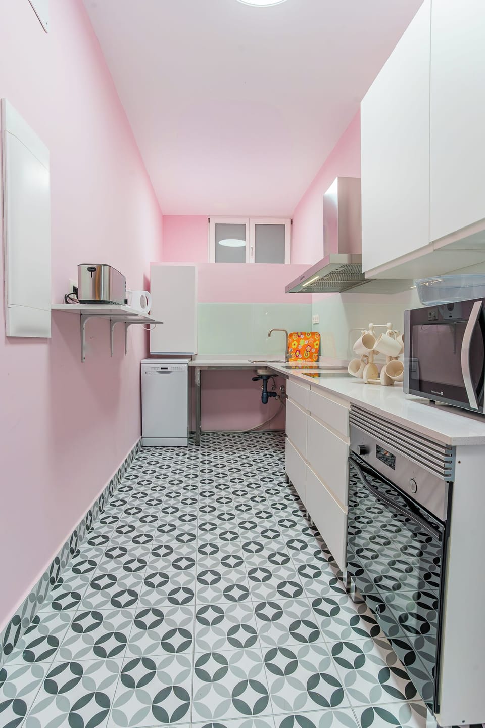 Comfort Shared Dormitory | Shared kitchen | Full-size fridge, microwave, oven, stovetop