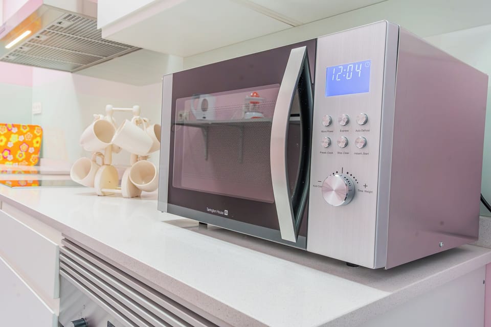 Comfort Shared Dormitory | Shared kitchen | Full-size fridge, microwave, oven, stovetop