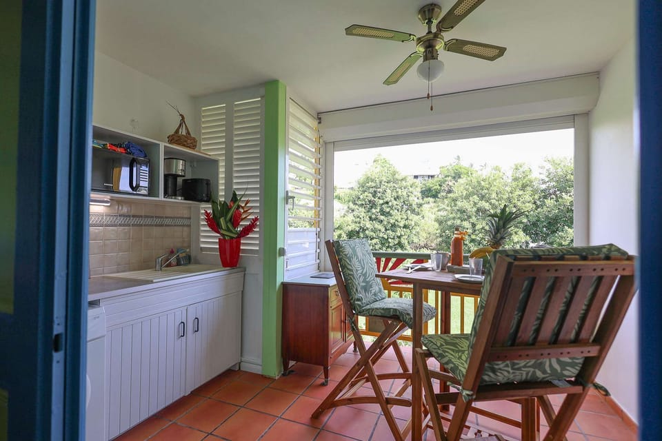 KITCHEN WITH SMALL APPLIANCES