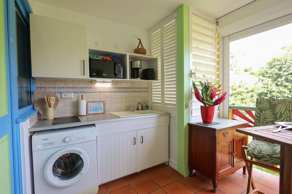 KITCHEN FOOD PREPARATION CORNER