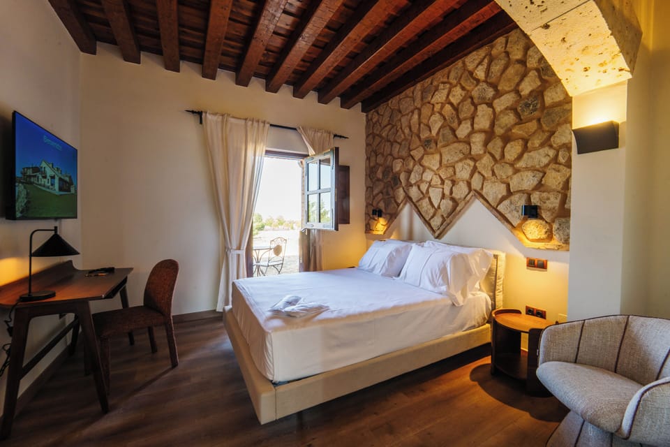 Standard Double Room, Balcony | Desk, laptop workspace, WiFi (free), bed sheets