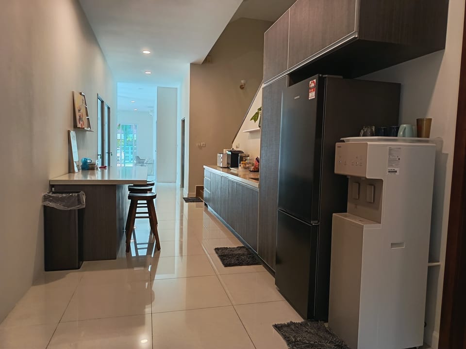 Fridge, microwave, oven, cookware/dishes/utensils