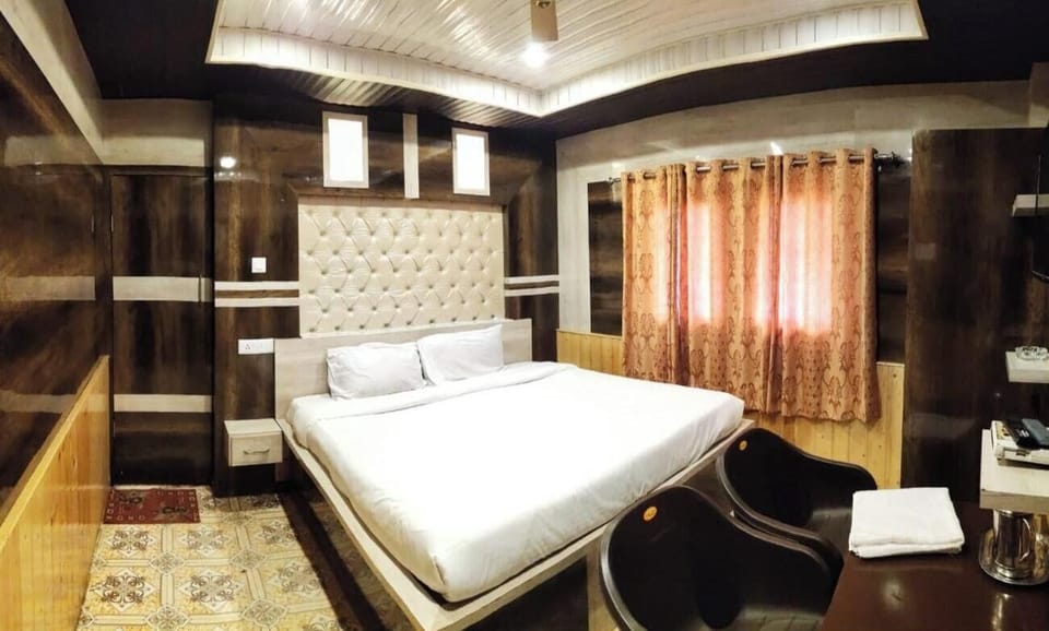Classic Double Room, Balcony, Mountain View | Free WiFi, bed sheets
