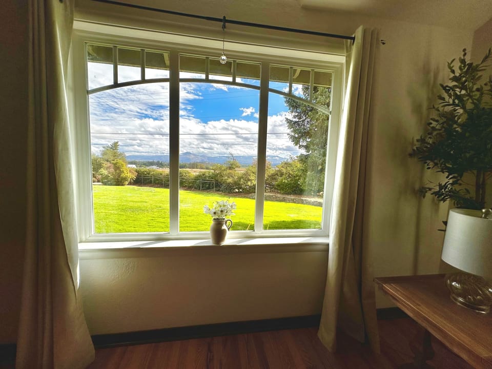 Living Room views of Mt. McLoughlin, RoxyAnn and the Rogue Valley. 